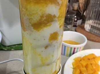 step2: 打好芒果蓉留起一部分，剩下50ml 加入牛奶、淡忌廉、砂糖再打勻，然後倒入大碗中