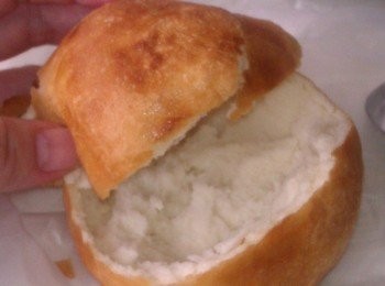 step7: 待涼些，將饅頭切半，並且把裡面部份挖空