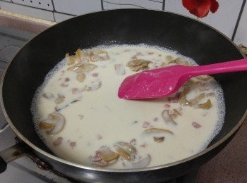 step3: 同一時間下淡忌廉，雞湯及脫脂奶煮滾,