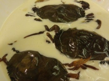 step2: 將蟹沾上粉漿。