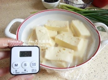 step5: 放上碟再蓋上保鮮紙放入雪櫃靜待30分鐘