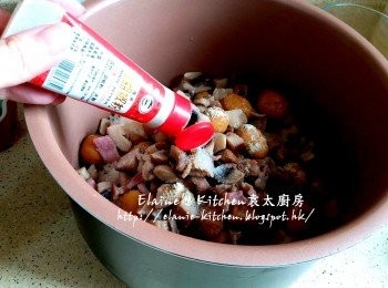 step10: 加少許鹽 , 胡椒粉 , 生抽及餘下一半份量上湯拌勻(如煮飯的水量唔夠 , 可自行加入水至日常煮飯的份量)