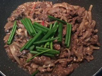 step8: 放入蔥段拌炒均勻即可起鍋。