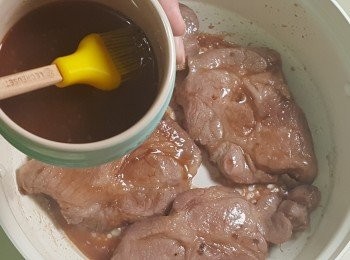 step4: 用掃塗上醃汁後，加蓋子，每面再煎焗兩分鐘。