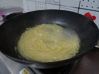 step7: 意粉用鹽水煮至9成熟