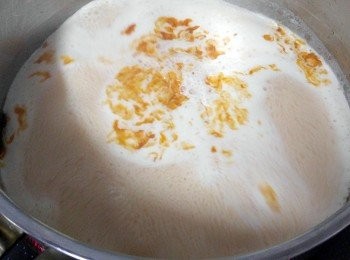 step2: 小心加入牛奶。。。再開火煮滾。。。熄火。。。倒入已放茶包的杯內。。。拌匀即可!