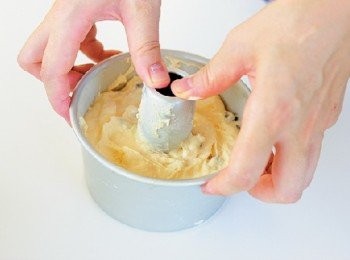 step10: 將8 倒入模具裡，用橡皮刮刀將表面整平，然後將模具輕輕摔在桌子上3∼4次，排出空氣。