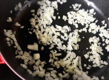 step4: 下油炒香洋蔥