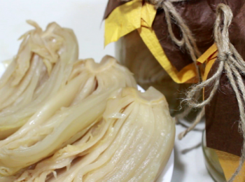 step18: 在醃漬酸白菜時, 有兩個條件必須滿足。 一是所有白菜必須浸於水面之下, 如有浮在上方的小葉片必須撈起以減少腐敗的可能; 二是所有器具都不要沾附到油漬。