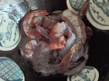 step2: 碗中放入蛋白與調味料醃製一下蝦仁~放冰箱冷藏約10分