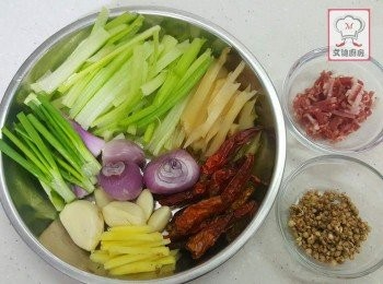 step7: 熱油爆香<span class="group_2">料頭</span>，然後再放入金華火腿絲略炒， 再倒入煮過蜆的水， 放入白胡椒粒 ，蓋上煲蓋大約煮五分鐘