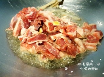 step3: 接著將蒜頭、薑放入已熱好的油鍋中拌炒後，再放入肉絲拌炒約3-5分鐘。