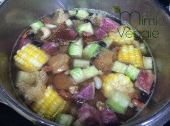 step3: 3) 將 (2) 及 所有 豆，以白鑊爆香。
4) 果皮用水濕軟，去除果皮內的白色＂郎＂