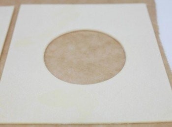 step4: 將兩張冷凍派皮的中央用杯口壓出洞來!!!