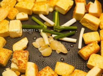 step2: 接著將鍋子的中間空出，爆香蒜與蔥段。