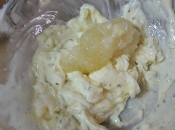 step5: 把蒜泥加入拌勻