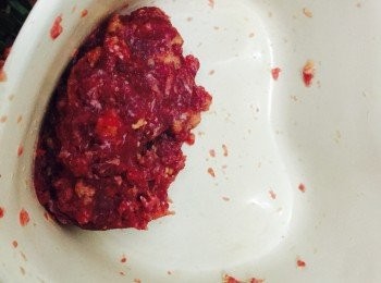 step1: 麵包糠，蛋白，鹽，黑椒，加入免治牛肉拌勻,蓋上保鮮紙放入雪櫃雪藏三十分鐘以上