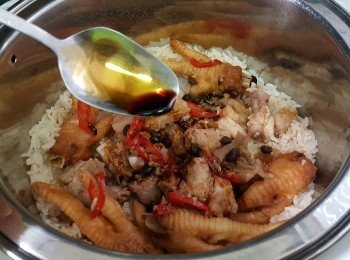 step11: 於蒸煮完成的鳳爪排骨飯中，倒入適量[撈飯甜醬油]