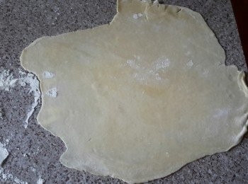 step4: 拿出麵糰，在枱上灑麵粉，現將麵糰分成兩份，一份較大（三份之二），另一份做派的上層，較小（三份之一），擀成薄片