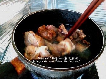 step2: 燒豬骨放入煲內加入水 , 水蓋過豬骨即可 , 用慢火煮至水滾