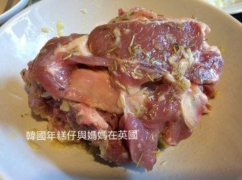 step1: 首先用蒜蓉、橄欖油、迷迭香、鹽和適量黑胡椒粉摸勻羊扒底面，醃大約15分鐘。