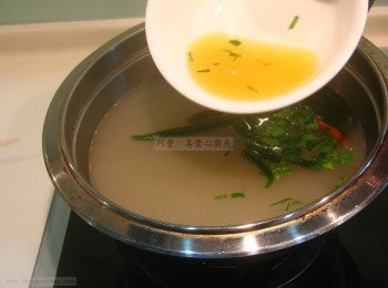 step10: 加入酸柑汁、小辣椒和酸柑葉，再煮30分鐘。