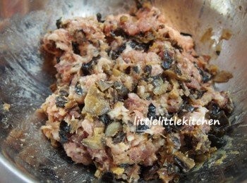 step2: 免治肉拌勻已炒香的臘腸粒等材料，水 1 湯匙和少許胡椒粉調味，拌入慈菇粒