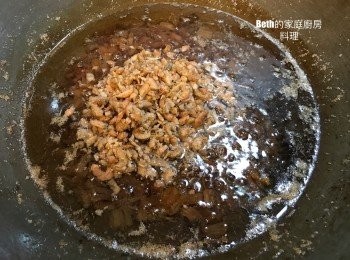 step3: 加入蝦米再炒5分鐘。