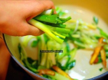 step7: 蔥段，白的部分，味道會很香喔。