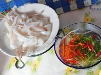 step4: 將透抽清洗處理乾淨後，切成一圈圈、將青蔥刨絲、紅辣椒與紅蘿蔔切細絲泡在水裡備用