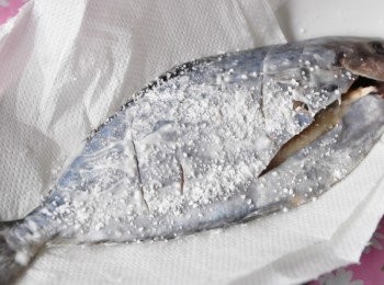 step2: 將花鯧兩面輕劃數刀，再沾裹一些地瓜粉【花鯧在處理過程中在冰水裡面加的鹽巴，讓冰水維持溫度用的，所以略帶鹹度，可以不需調味或少量調味! 】