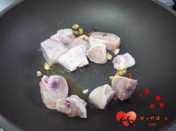 step2: 放入切塊的雞腿