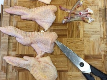 step3: 雞中翼入面有兩根骨，一粗一幼。用較剪，剪開骨同肉連住的筋膜，一直剪到底部。用手把雞肉退低，露出骨頭。一手按著<a href="https://bit.ly/3zHU5V3" target="_blank" data-keyword="雞翼" class="guide-link"><strong>雞翼</strong></a> <span style="display:inline-block;vertical-align:middle;margin-top:-3px;color:initial;border-radius:3px;padding:2px 3px;font-size:12px;line-height:14px;background:#87d300;color:#fff;">即買</span> 尖和中翼之間的較位，另一隻手輕扭，旋轉骨頭，然後輕力取出。