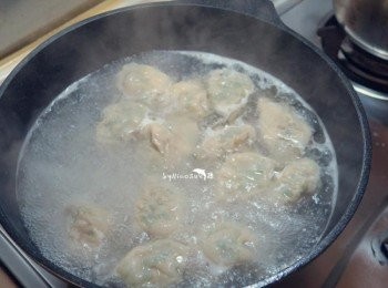 step7: 滾水繞圈圈放入水餃輕輕攪拌.中火慢慢煮.浮起澎起即可起鍋