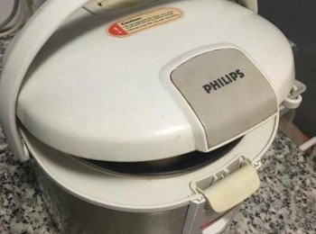 step6: 電飯鍋按煮飯，蓋子不要全蓋，讓滷汁煮滾。