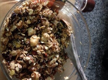 step2: 將烤香及拌勻乾果材料倒入碗內加入牛油，栗米糖漿，蜜糖及少許塩，用木漿撈成黏為一團為可以