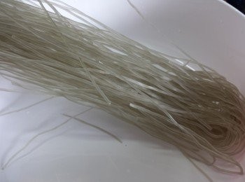 step1: 燒滾一鍋水，放入韓絲煮8分鐘或軟身，盛起放涼備用。