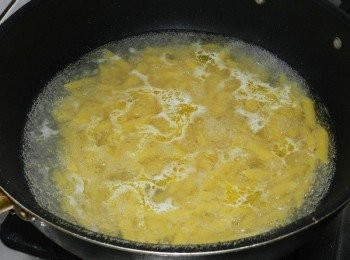 step6: 煮一鍋滾水，加入鹽與橄欖油，再將麵下鍋煮8-10分鐘