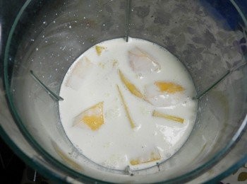 step1: 金煌切塊加入牛奶、鮮奶油，用果汁機打勻(鮮奶油可全用牛奶代替)