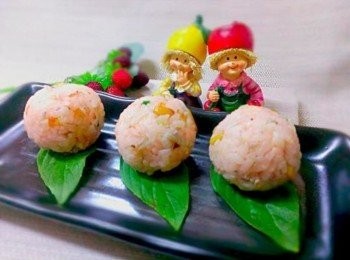 step6: 加了松子的吻仔角飯糰吃起來口感更香喔~