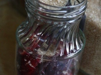 step7: 將紅砂糖倒進罐子裡後。