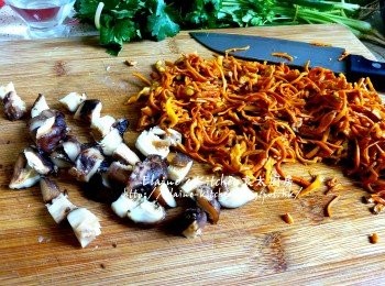 step2: 蟲草花浸水10分鐘後用水沖一沖洗及瀝乾 , 切碎 , 冬菇切粒