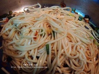 step5: 將煮好的麵條放入醬汁拌勻。可依個人喜好斟酌再加少許醬油增色