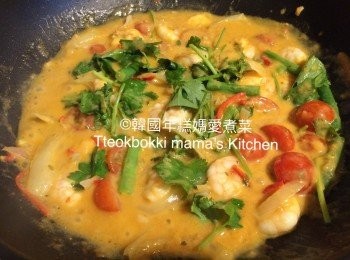 step5: 倒入300ml喇沙醬和莞茜，