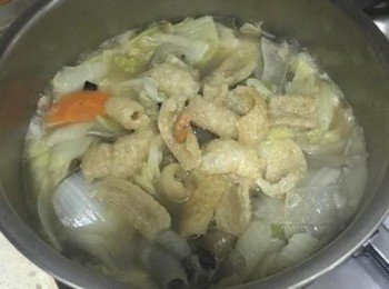 step6: 白菜都軟了後，放入豬皮和魚皮續燉軟，試湯汁鹹、甜度並調整。