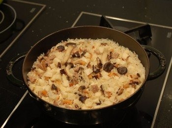 step6: 蓋上鍋蓋，煮滾後，轉小火再煮15分鐘，喜歡鍋巴多的話，可酌量增加時間至17分鐘。