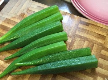 step3: 切去秋葵頭部如上圖備用