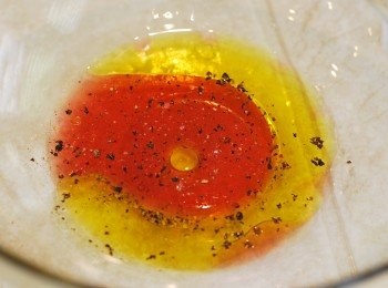 step6: 取一小碗將1大匙橄欖油、紅酒醋、蜂蜜，鹽及胡椒混合成沙拉醬
