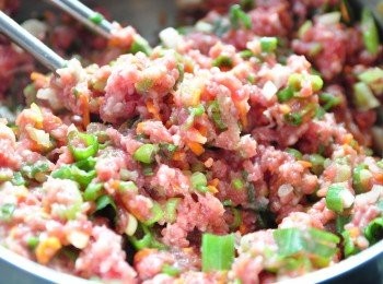 step2: 均勻攪拌拌勻，再加入玉米粉可增加粘著性，塑形後較不易散開