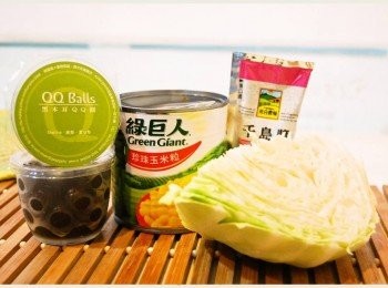 step1: 準備黑木耳QQ圓、高麗菜、玉米粒與千島醬等主要<span class="group_1">食材</span>。